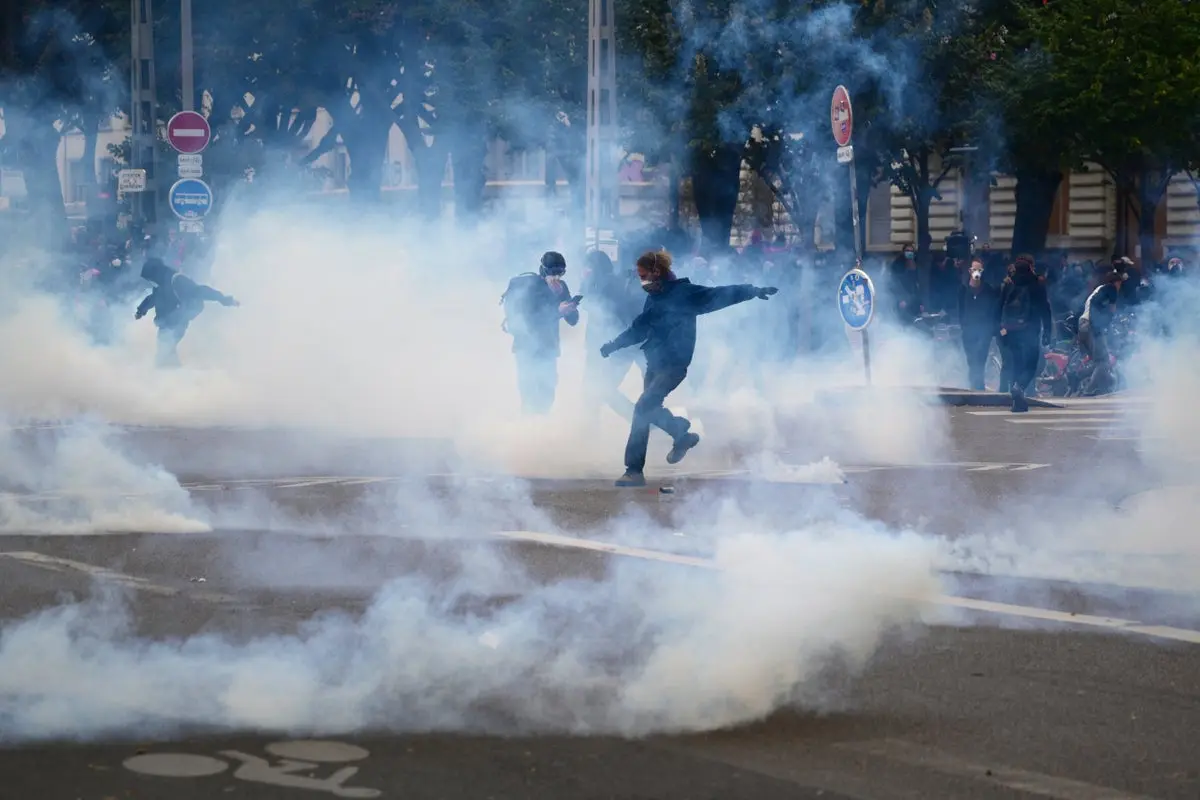 Franța sub asediu: Peste 100 de protestatari reținuți în încercarea autorităților de a calma spiritele