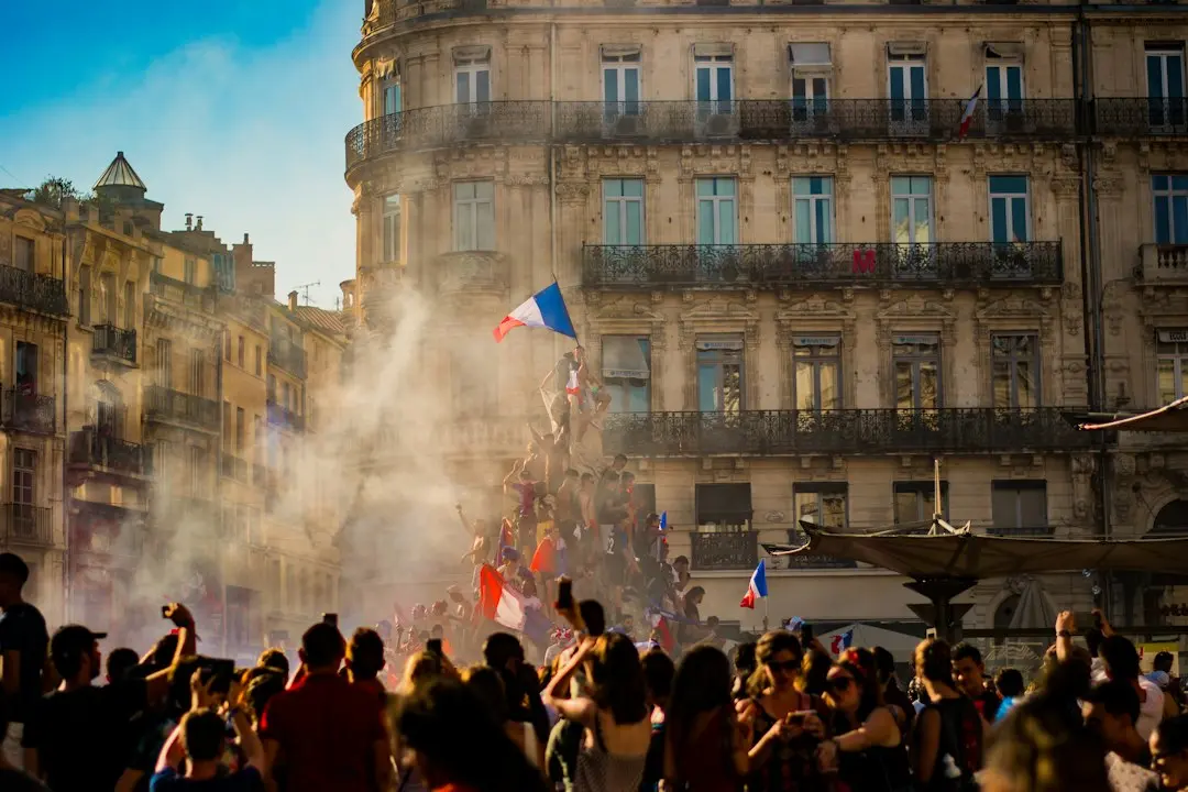 Poliția franceză dă guvernul în judecată după revolte!