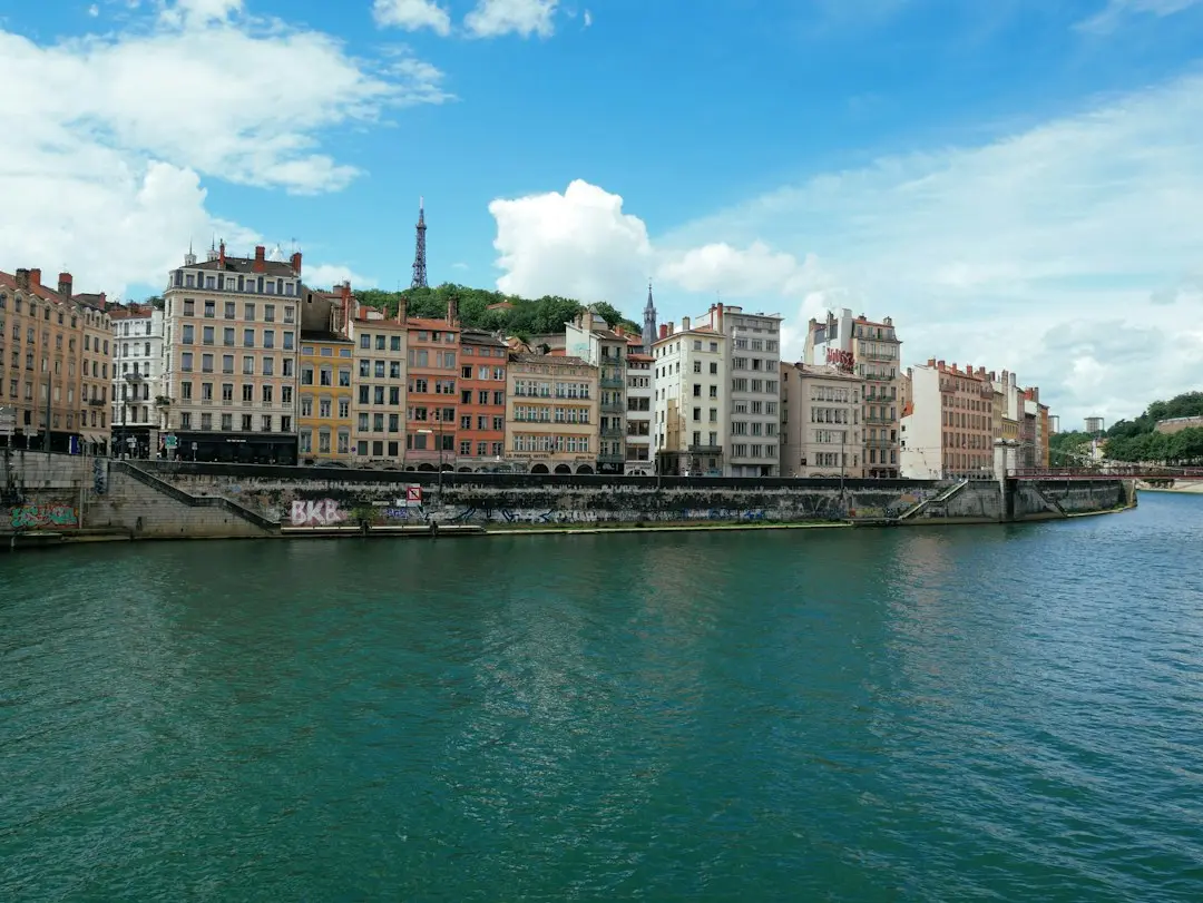 Lyon sub asediu: Forțele de ordine recurg la gaze lacrimogene pentru a dispersa protestele
