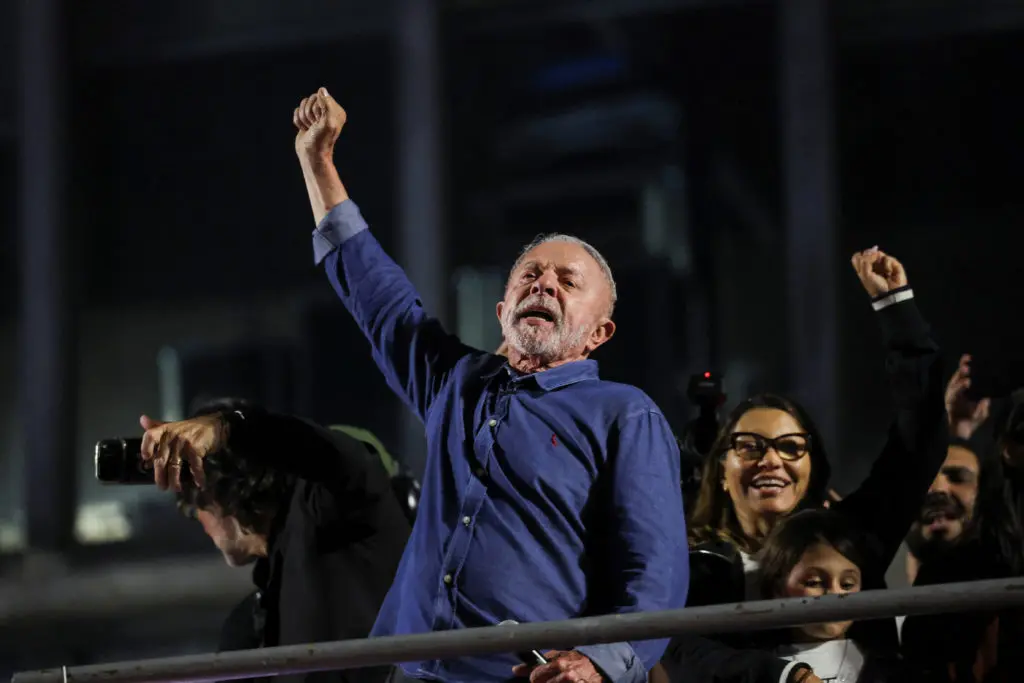Lula câștigă alegerile în Brazilia, dar umbra lui Bolsonaro persistă