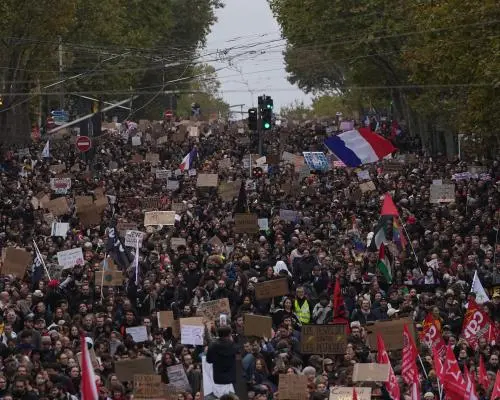 Mii de francezi în procesiune: Proteste școlare și împotriva poliției